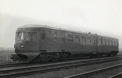 151193 Afbeelding van het diesel-electrische motorrijtuig nr. 21 (DE 1, serie 21-50 / Blauwe Engel ) van de N.S. te Putten.
